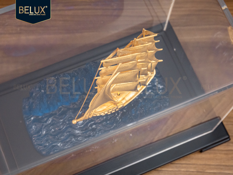 Mô hình thuyền buồm dát vàng 24k 18x24x15cm M6